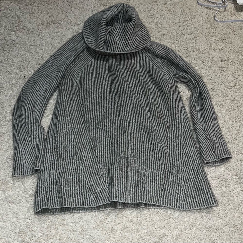 pink rose grey knit turtle neck sweater size small
